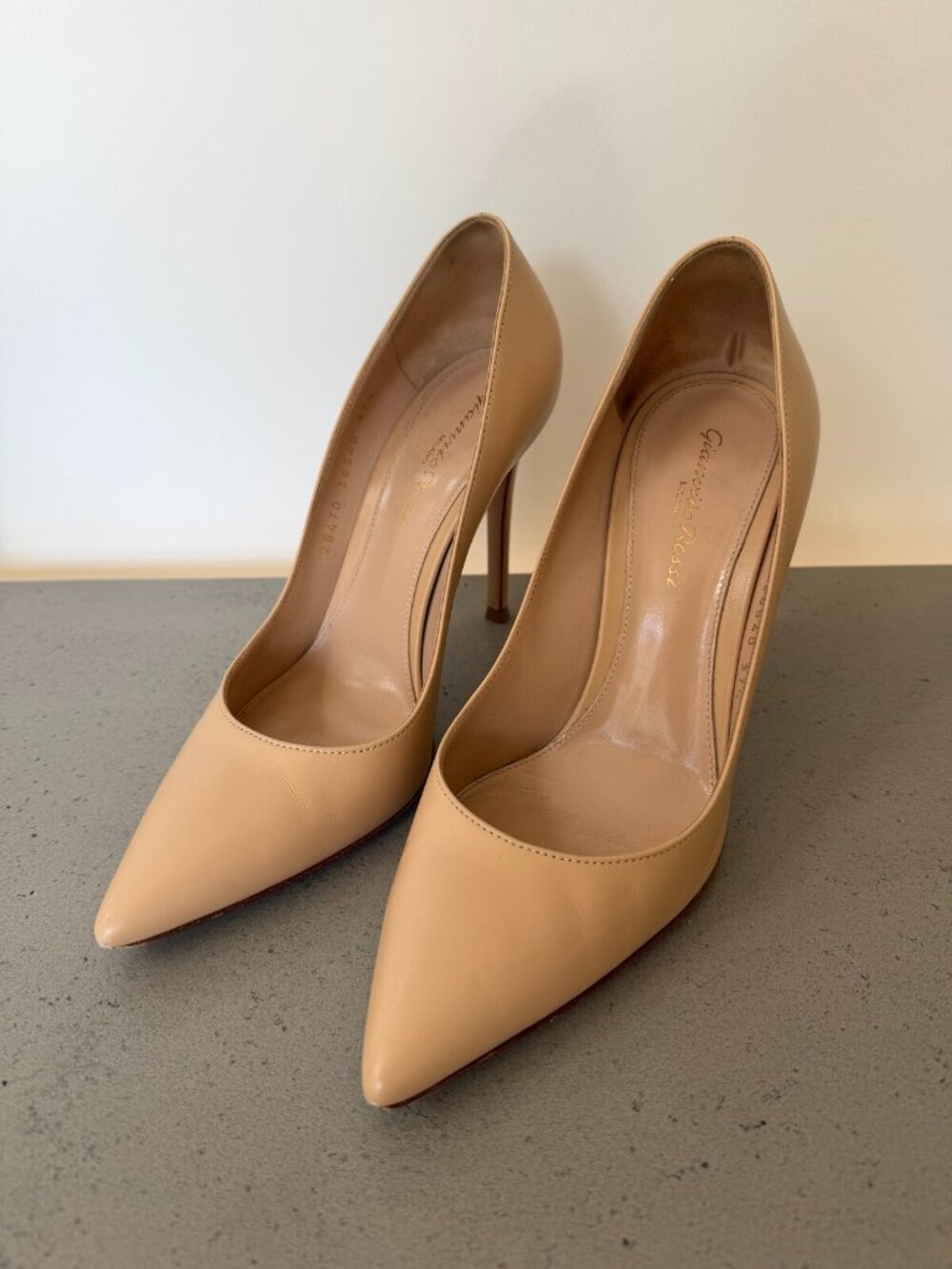 Gianvito Rossi 105 Pumps — Nude Beige Leather Pointed Toe, IT 37.5 US 7.5